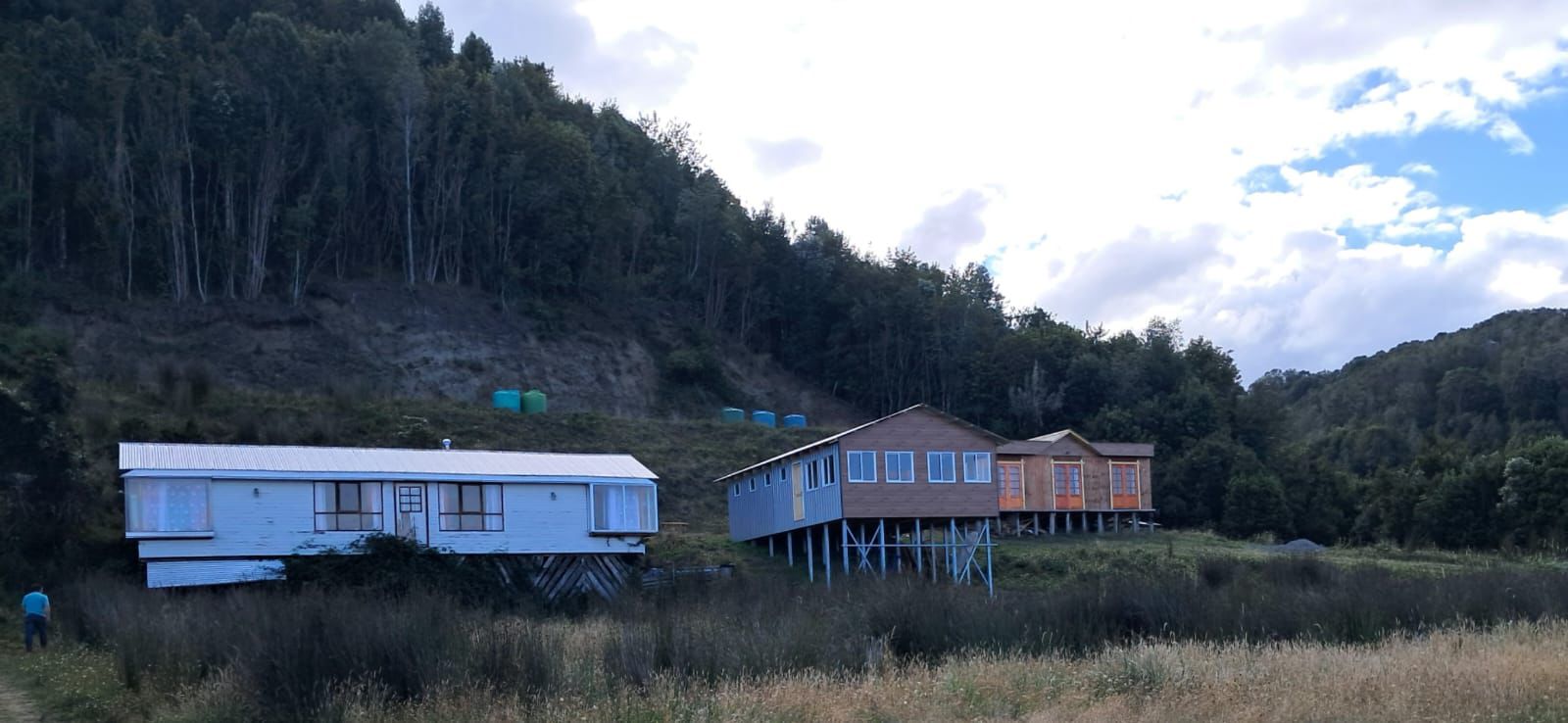 Segunda vista de tres cabañas